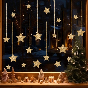 Étoiles dorées scintillantes suspendues devant une fenêtre festive et chaleureuse