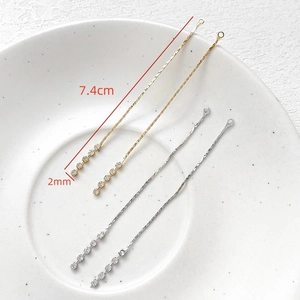 Dettaglio pendente nappa placcato oro 18k da 7,4 cm con zirconi per gioielli fai-da-te