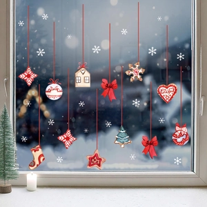 Gros plan de stickers de Noël pour fenêtres avec maison en pain d'épice et étoiles