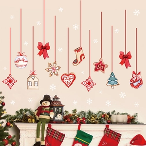Scène chaleureuse avec stickers muraux sapin de Noël et décorations de cheminée