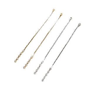 Orecchini a nappa placcati in oro 18k con cinque pietre di zirconia cubica lucenti