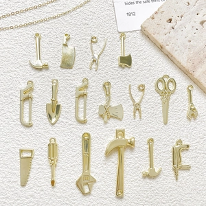 Gouden mini gereedschapshangers inclusief hamer en sleutel voor DIY sieraden maken
