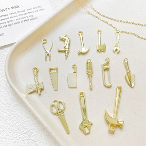 Legering Mini Gereedschap Bedeltjes Voor DIY Sieraden Maken Hamer Moersleutel Bijl Goud Verguld Metalen Hanger Accessoire