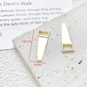 Detailopname van 23mm gouden zaaghanger voor DIY sieraden met gladde metalen afwerking