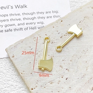 Macro-detail van een 25 mm gouden legering bijl hanger met een ring voor doe-het-zelf sieraden