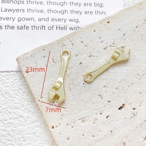 Detail van gouden sleutelvormige bedel voor DIY-sieraden, afmeting 23x7mm