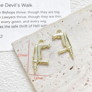 Detail van een 27mm goudgelegeerde boormachine hanger voor DIY sieraden maken