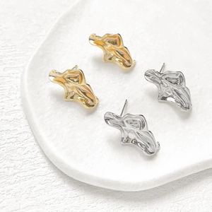 Unregelmäßige barocke Ohrstecker in 14k Gold und Silber plattiertem Metalldesign