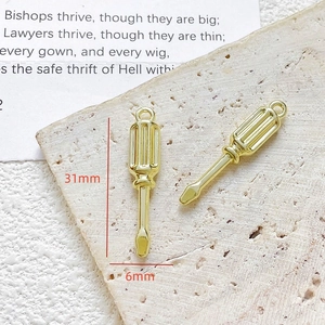 Detailweergave van 31mm gouden legering schroevendraaier bedeltjes voor DIY sieraden