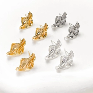 Unregelmäßige barocke Ohrstecker mit 14k Goldbeschichtung in Gold- und Silbertönen