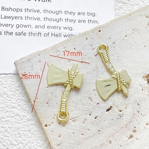 Gouden bijlvormige hangers met getextureerd handvat en afmetingen voor DIY sieraden maken