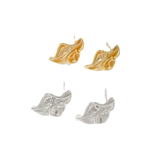 Set mit unregelmäßig strukturierten Ohrsteckern in Gold und Silber im Minimal-Stil
