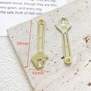 Detail van een 39mm gouden moersleutel hanger voor doe-het-zelf sieraden