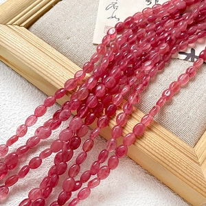 Vue macro de perles ovales en quartz fraise pour bijoux DIY aux textures naturelles