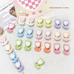 Nahaufnahme bunter Tulpenperlen für DIY-Schmuck mit 2.1 mm Lochdurchmesser