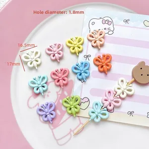 Macro-opname van kleurrijke vlinderkralen in pastelkleuren voor DIY-sieraden maken