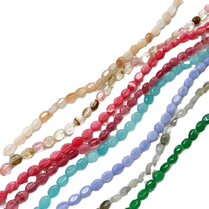Plusieurs perles en pierre naturelle polie pour la création de bijoux DIY sur fond blanc