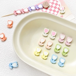 Bunte Tulpen-Perlen für DIY-Schmuck, ordentlich angeordnet in einer weißen Schale
