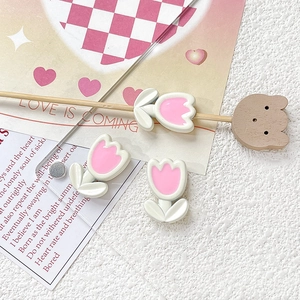 Detailansicht von rosa Tulpen-Anhängern aus Harz für DIY-Schmuck und Bastelarbeiten