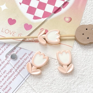 Makroaufnahme von rosa Tulpen-Charms für DIY-Schmuck und Handyhüllen-Zubehör