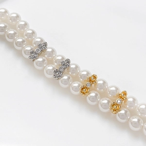 Collar de perlas de doble fila chapado en oro de 14k con espaciadores de flores de circón