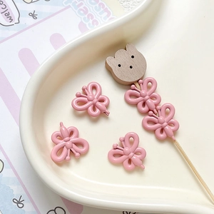 Detailopname van roze vlinderkralen voor DIY-sieraden op een hartvormig dienblad