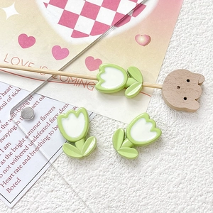 Details von Tulpen-Resin-Perlen und Holz-Bärenstab für DIY-Handarbeit-Schmuckherstellung