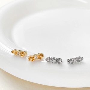 Detalle de cuentas espaciadoras de flores en oro 14k y plata con circonitas para DIY