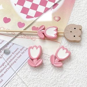 Detailansicht der rosa und weißen Tulpenperlen aus Harz für DIY-Schmuck und Bastelarbeiten