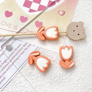 Nahaufnahme tulpenförmiger Harzperlen für DIY-Schmuck und handgefertigte Accessoires