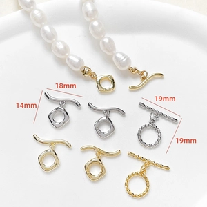 Nahaufnahme von 14k vergoldeten S925 Silber OT-Verschlüssen mit 925er Stempel