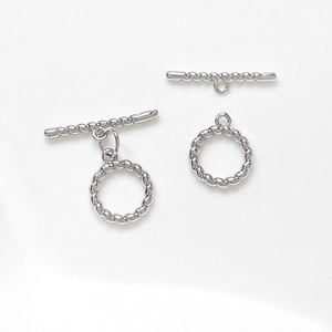 Detailansicht von silbernem OT-Knebelverschluss mit Seilstruktur für DIY-Schmuck