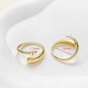 Dettaglio macro di castoni per anelli placcati oro 14k per montaggio perle DIY