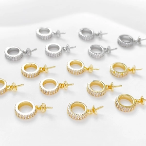 Detailansicht vergoldeter und versilberter Schmuckverschlüsse mit Zirkonia-Mikropavé