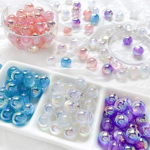 Kleurrijke aurora acryl kralen voor DIY sieraden maken in een wit dienblad