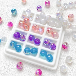 Macro-opname van kleurrijke aurora acryl ronde kralen met glanzend verloop voor DIY sieraden