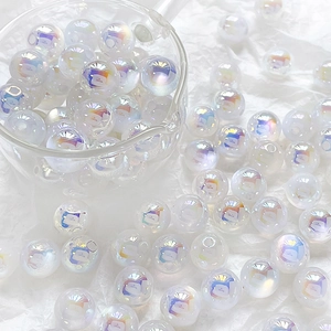 Macro-opname van iriserende acryl kralen met AB-neon glans voor DIY sieraden maken