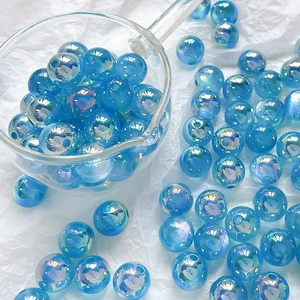 Macro detail van iriserende blauwe aurora acryl kralen voor DIY sieraden en kettingen