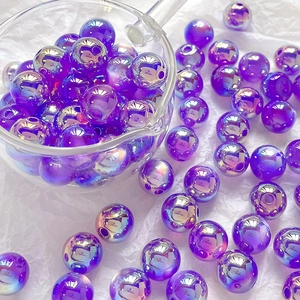 Macro-opname van iriserende paarse acryl kralen met aurora-afwerking voor DIY-sieraden