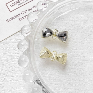 Detalle de colgantes de lazo con cristales grises y acabado dorado para joyería DIY