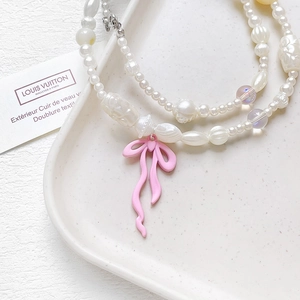 Collana di perle a doppio strato con ciondolo a fiocco rosa e perle sintetiche