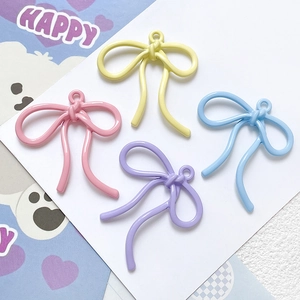 Macro-opname van kleurrijke emaille strikhangers voor DIY sieraden en kralenaccessoires