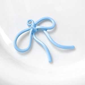 Detail van hemelsblauwe strikhanger met metalen oogje voor DIY sieraden en creaties