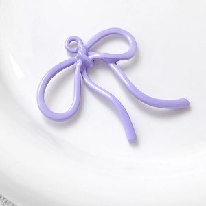 Macro-opname van een lichtpaarse strikvormige hanger voor DIY-sieraden maken