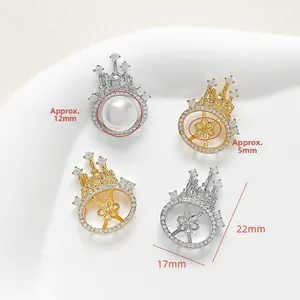 Detalle de soportes de joyería corona de castillo en oro 14k con circonia para perlas DIY
