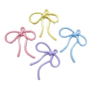 Pastelkleurige strikhangers in roze geel blauw en paars voor DIY sieraden maken