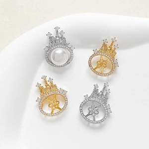 Dettaglio macro di ciondoli a corona placcati oro 14k con zirconi e basi per perle