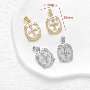Detalle de colgante de cruz chapado en oro de 14k con strass blancos, 14,5mm x 25mm