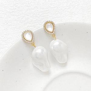 Orecchini a goccia con perle barocche e perni placcati in oro con cristalli a goccia