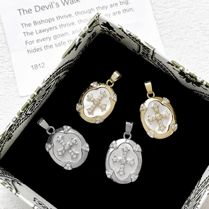 Colgantes ovalados de nácar con cruz de oro de 14k y circonitas micropavé brillantes